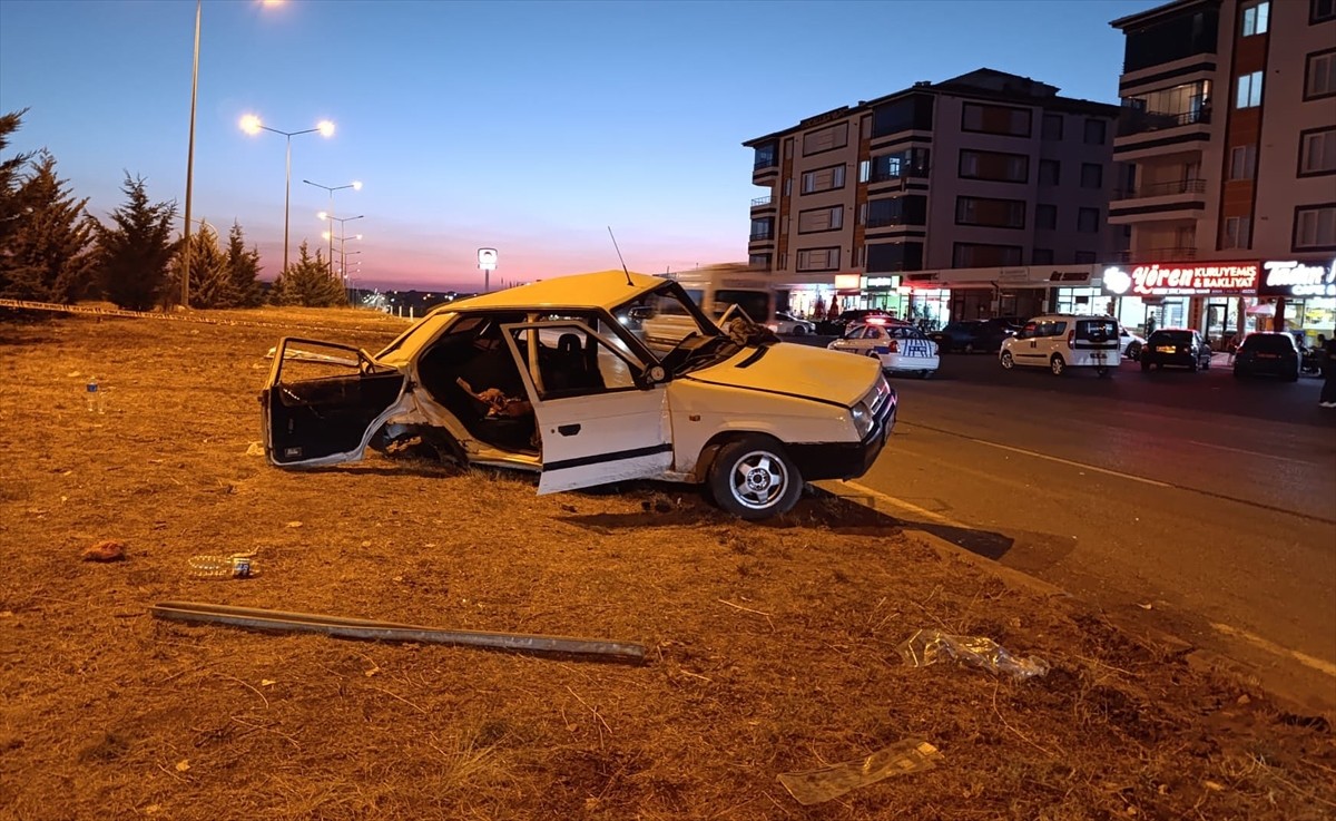 Yozgat'ın Saraykent ilçesinde pikap ile otomobilin çarpışması sonucu yaralanan 8 kişi tedavi...