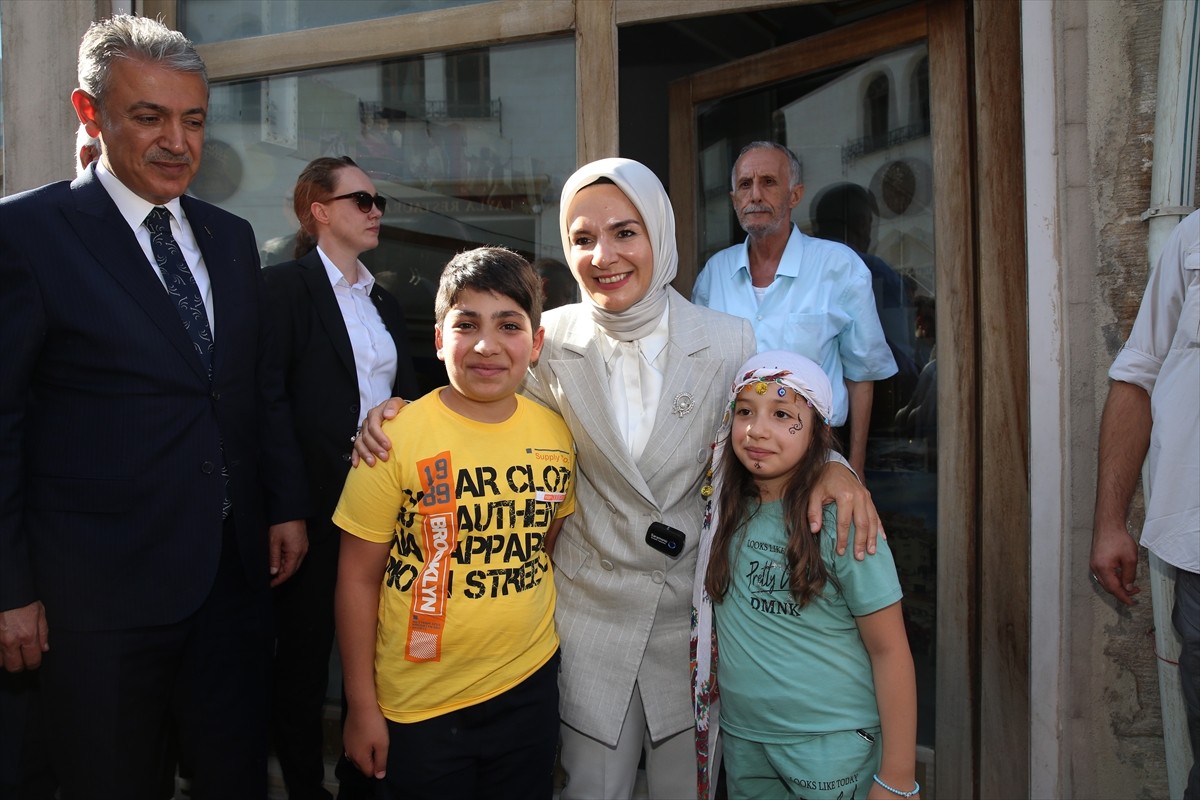 Aile ve Sosyal Hizmetler Bakanı Mahinur Özdemir Göktaş (sol 3), Mardin'de telkari ustaları ve...