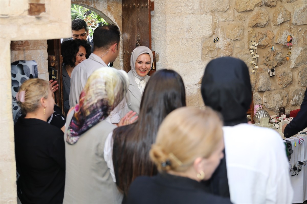 Aile ve Sosyal Hizmetler Bakanı Mahinur Özdemir Göktaş (sol 3), Mardin'de telkari ustaları ve...