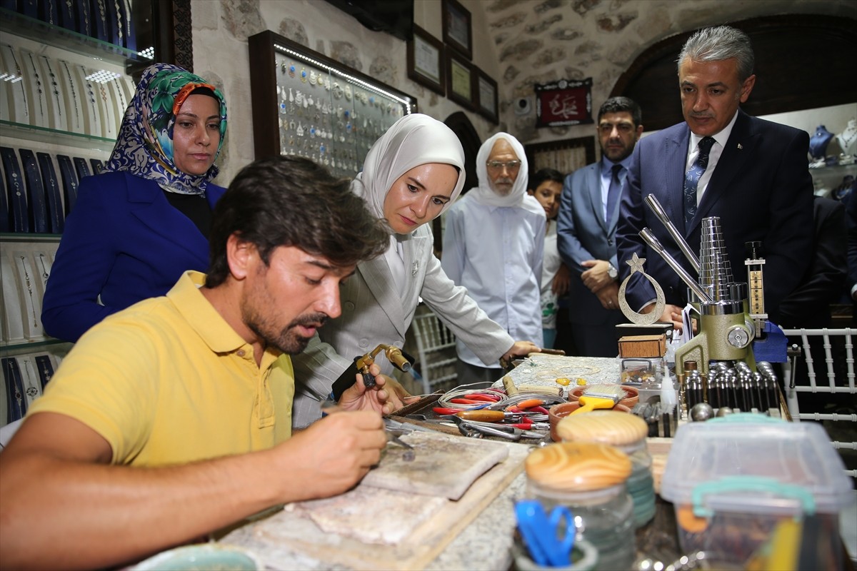 Aile ve Sosyal Hizmetler Bakanı Mahinur Özdemir Göktaş (sol 3), Mardin'de telkari ustaları ve...