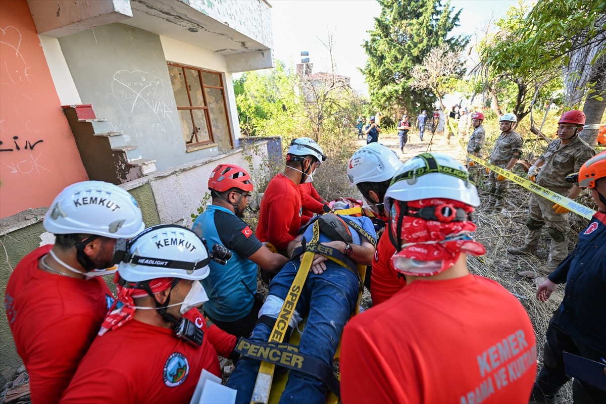 Antalya'da Vali Hulusi Şahin başkanlığında "Saha Uzantılı TAMP Deprem Tatbikatı" gerçekleştirildi....