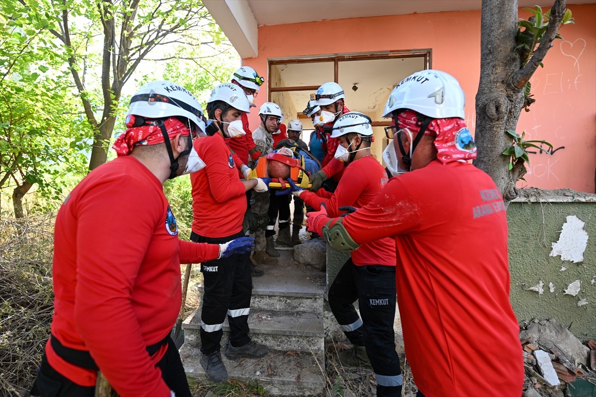 Antalya'da Vali Hulusi Şahin başkanlığında "Saha Uzantılı TAMP Deprem Tatbikatı" gerçekleştirildi....