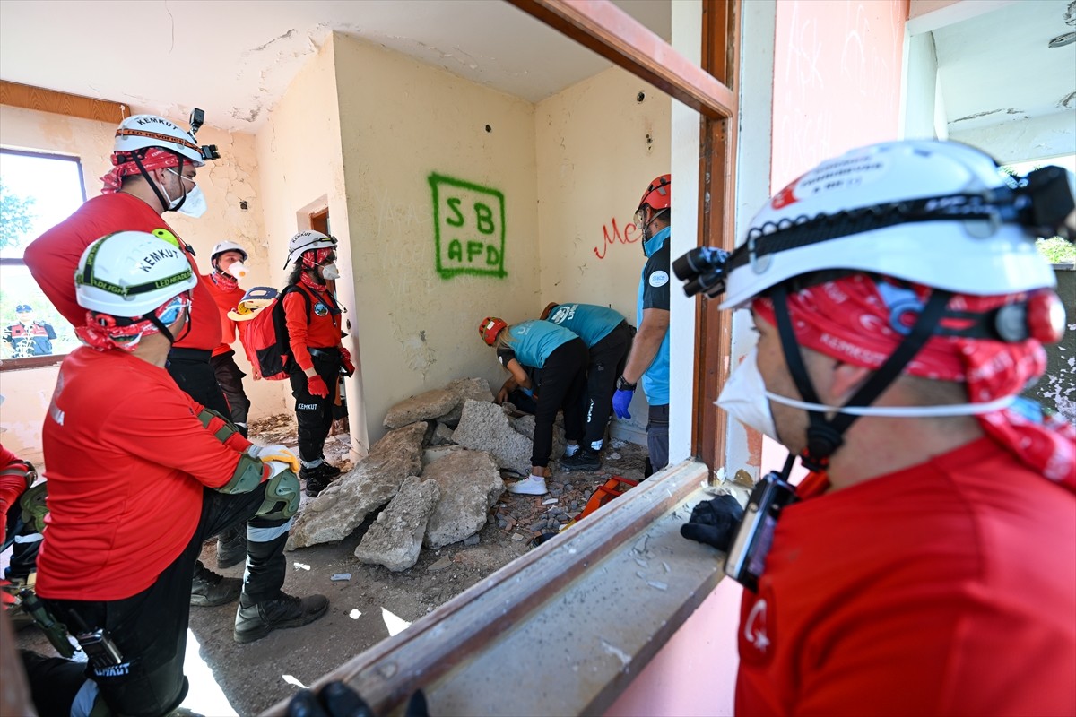 Antalya'da Vali Hulusi Şahin başkanlığında "Saha Uzantılı TAMP Deprem Tatbikatı" gerçekleştirildi....