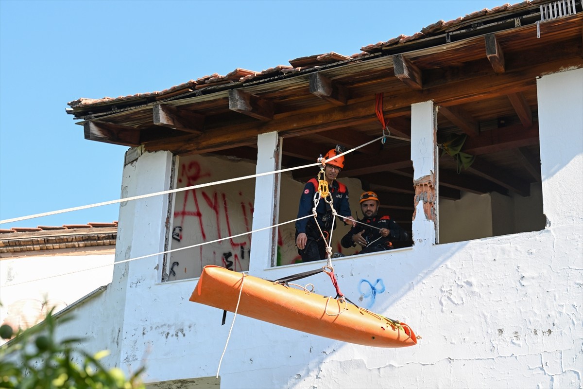 Antalya'da Vali Hulusi Şahin başkanlığında "Saha Uzantılı TAMP Deprem Tatbikatı" gerçekleştirildi....