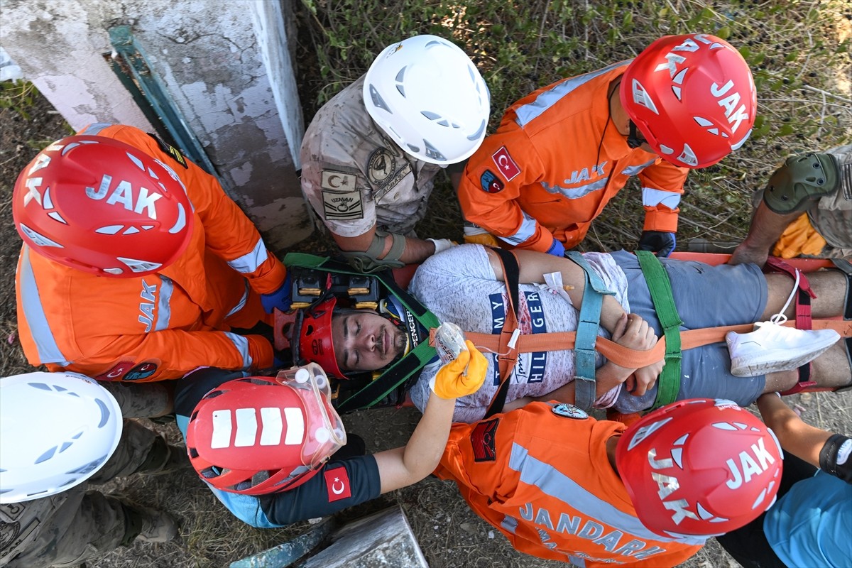 Antalya'da Vali Hulusi Şahin başkanlığında "Saha Uzantılı TAMP Deprem Tatbikatı" gerçekleştirildi....