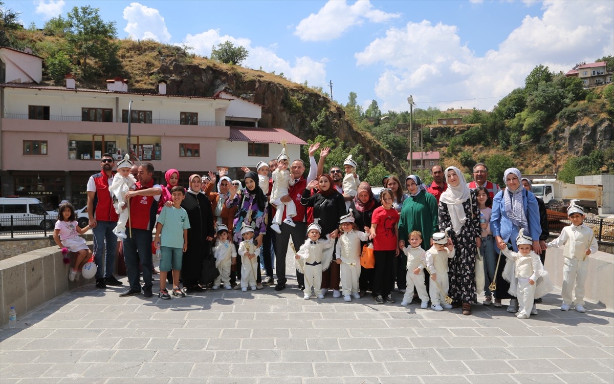 Bitlis Vakıflar Bölge Müdürlüğünce önceden sünnet ettirilen 20 çocuk için toplu sünnet şöleni...