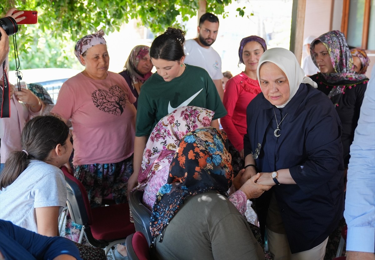 Cumhurbaşkanı Recep Tayyip Erdoğan, İzmir'in Karşıyaka ilçesinde çıkan orman yangınından etkilenen...