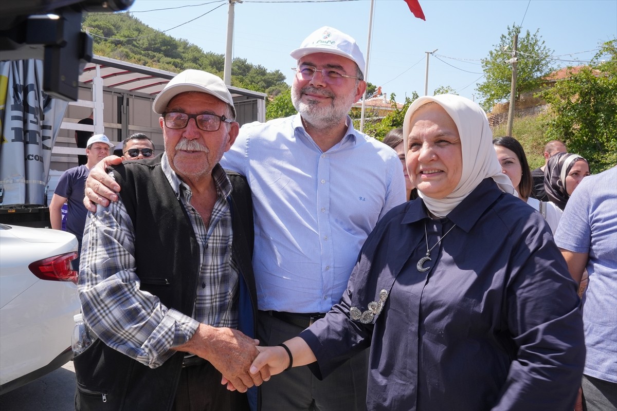 Cumhurbaşkanı Recep Tayyip Erdoğan, İzmir'in Karşıyaka ilçesinde çıkan orman yangınından etkilenen...