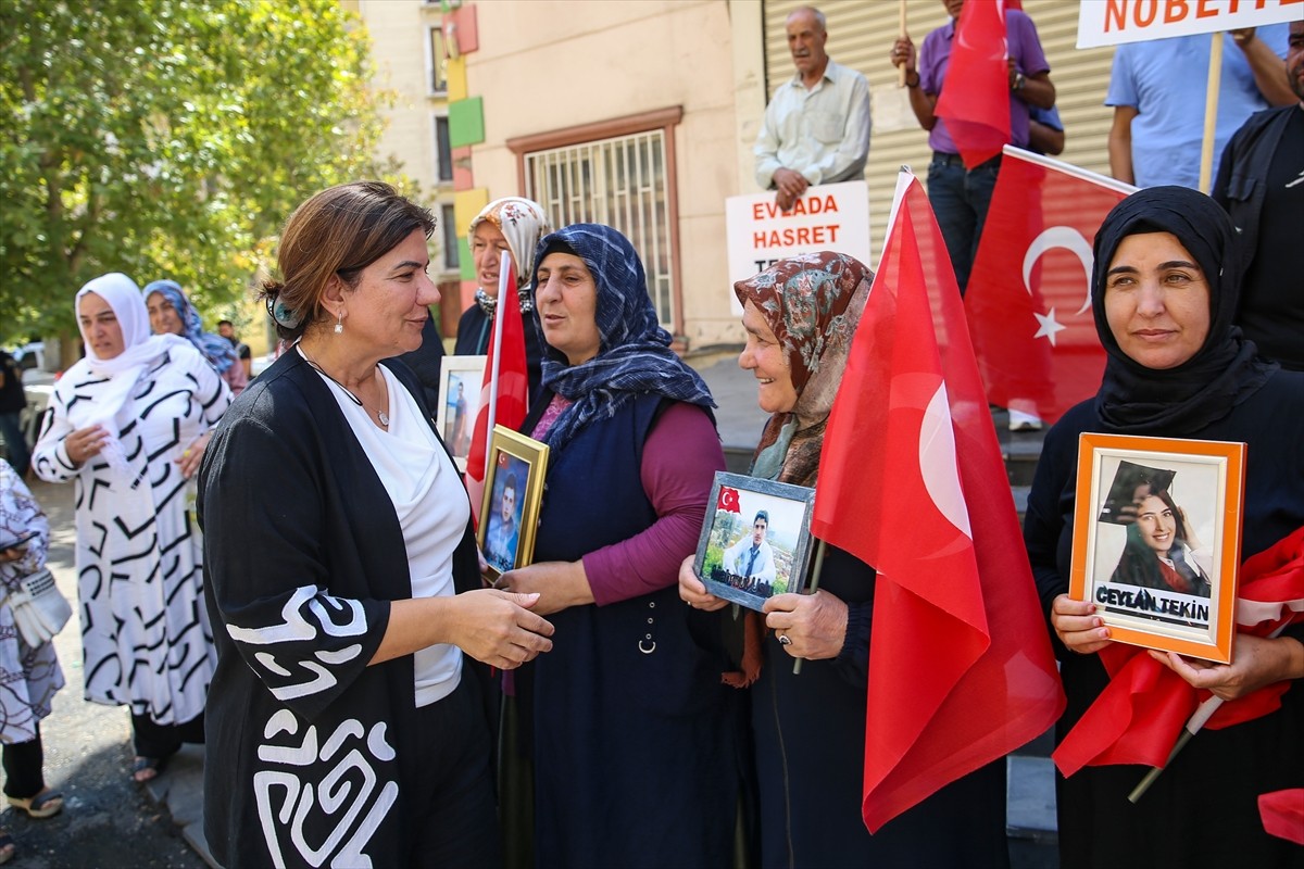 Dağa kaçırılan çocukları için eski HDP il binası önünde oturma eylemini sürdüren Diyarbakır...