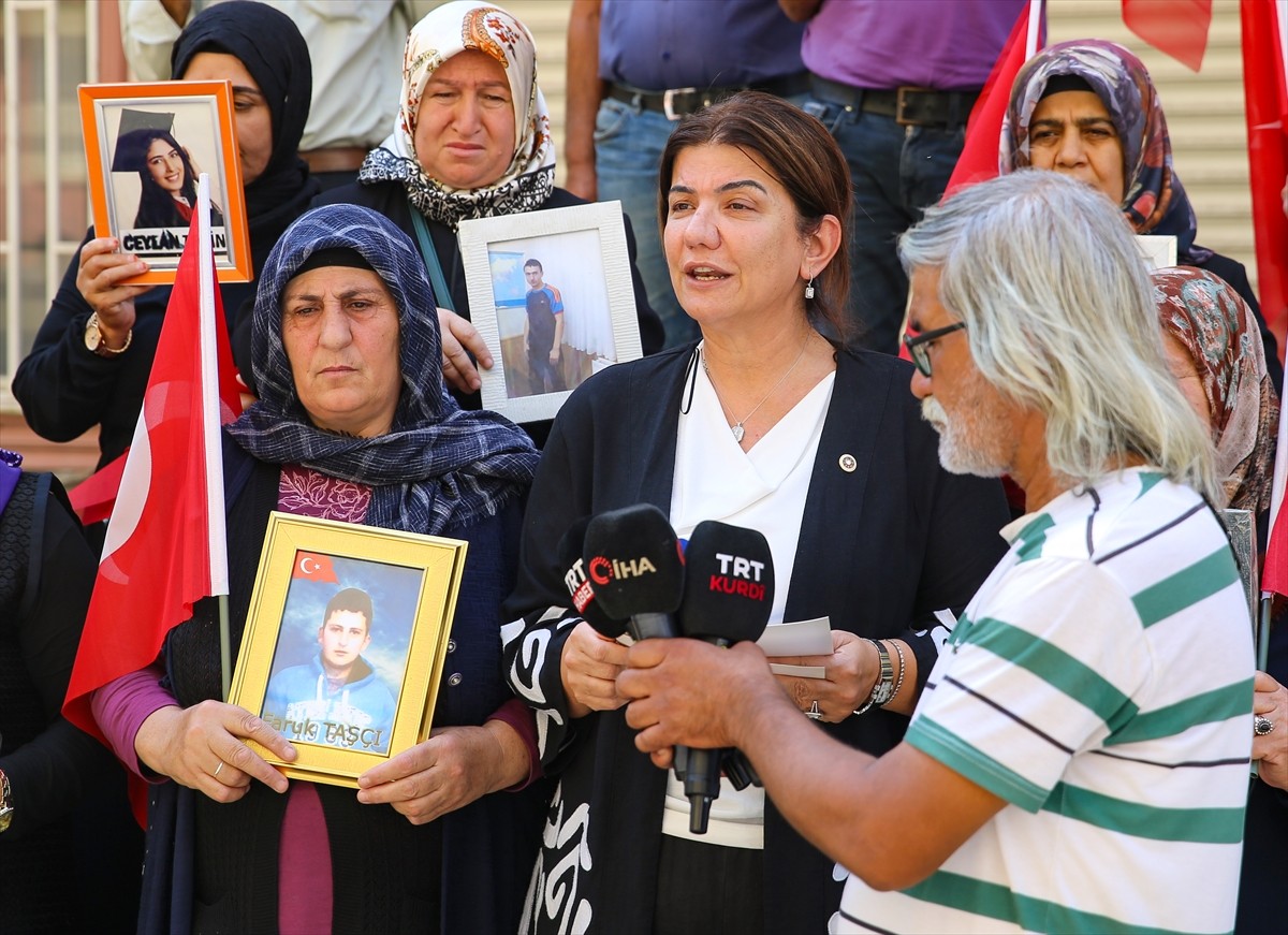 Dağa kaçırılan çocukları için eski HDP il binası önünde oturma eylemini sürdüren Diyarbakır...