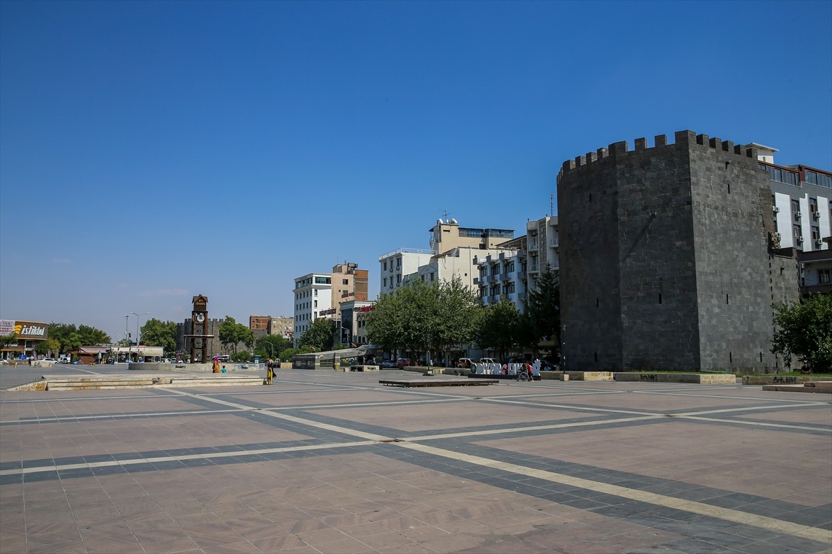 Diyarbakır'da 40 dereceyi aşan hava sıcaklığı yaşamı olumsuz etkiliyor. Kentte aşırı sıcaktan...