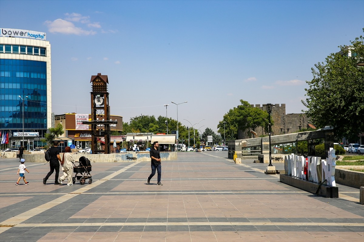 Diyarbakır'da 40 dereceyi aşan hava sıcaklığı yaşamı olumsuz etkiliyor. Kentte aşırı sıcaktan...