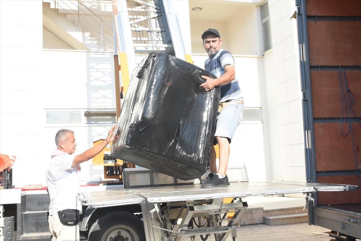 Döşemealtı Belediye Başkanı Menderes Dal'ın makam odasındaki eşyalar, alacaklı firmaya olan...