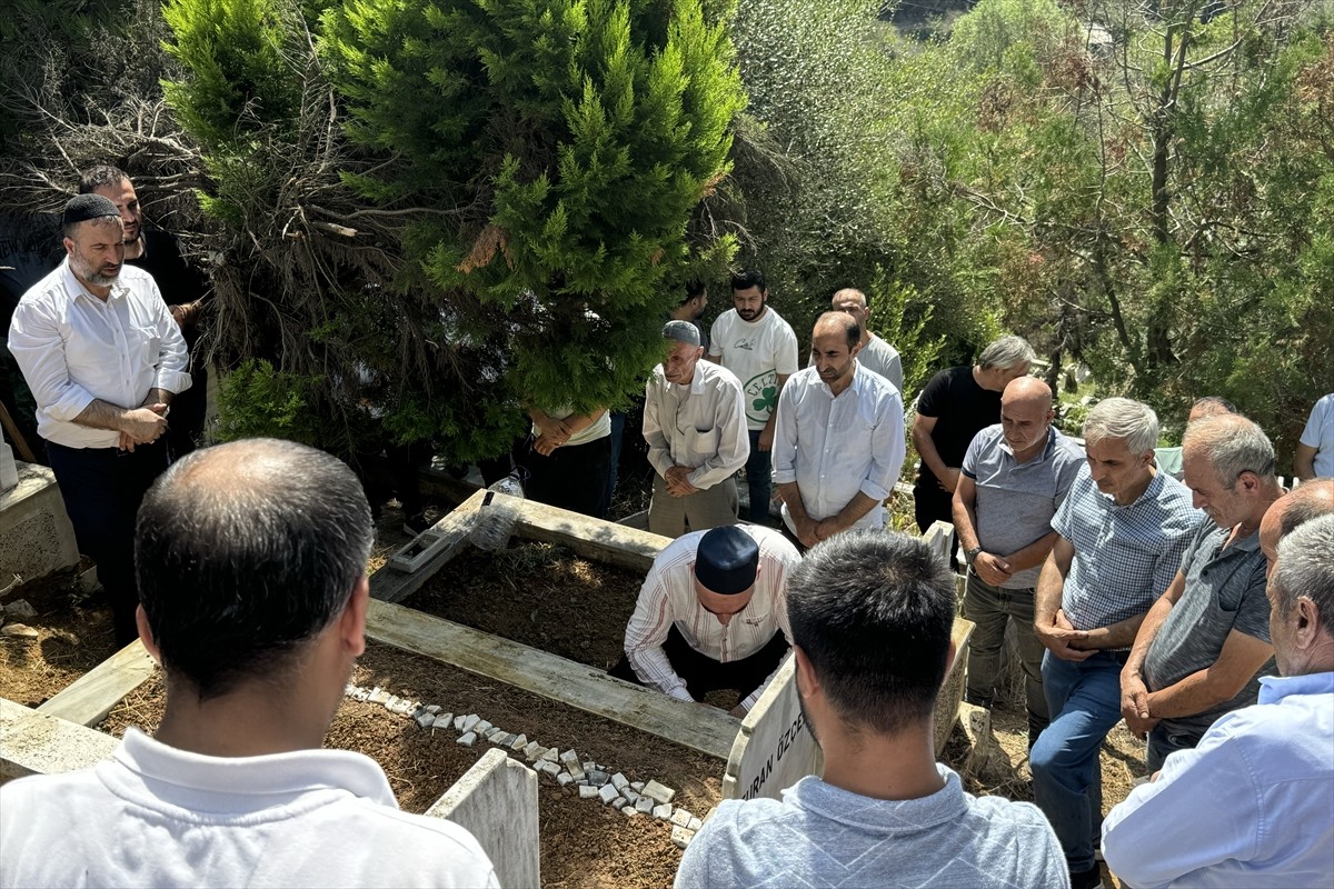 Fatih'te sahipsiz köpeklerin saldırısı sonucu ağır yaralanan kişi kaldırıldığı hastanede yaşamını...