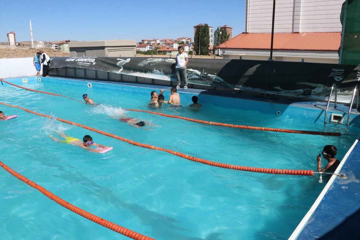 Gençlik ve Spor Bakanlığının başlattığı "Yüzme Bilmeyen Kalmasın Projesi" kapsamında, Yozgat'ın...