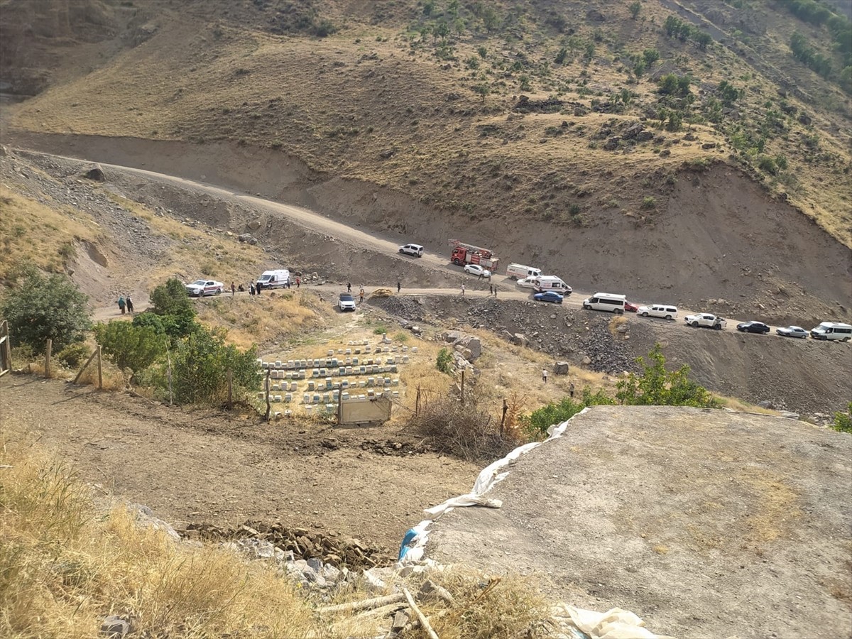 Hakkari'de güvenlik korucularını taşıyan kamyonetin şarampole devrilmesi sonucu 7 kişi...