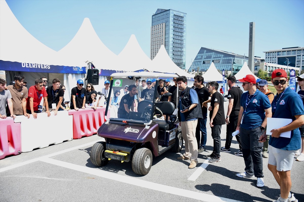 Havacılık, Uzay ve Teknoloji Festivali TEKNOFEST kapsamında düzenlenen Robotaksi Binek Otonom Araç...