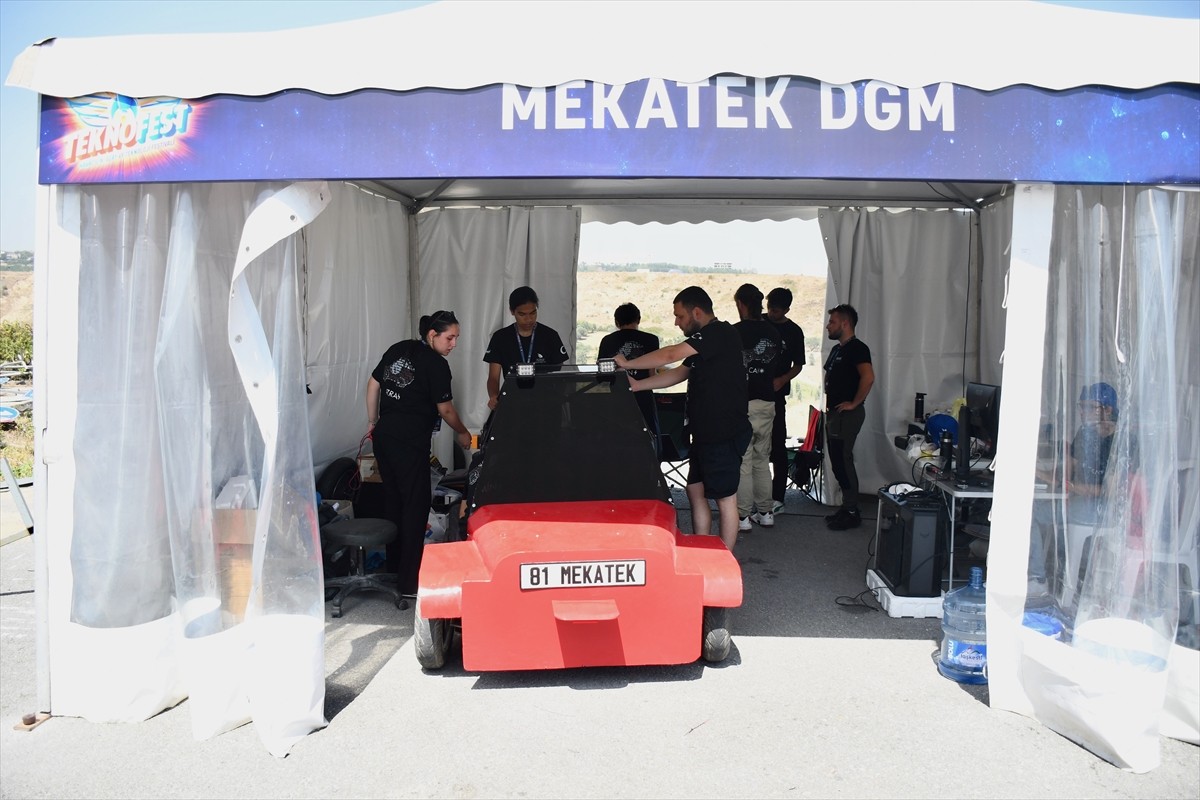 Havacılık, Uzay ve Teknoloji Festivali TEKNOFEST kapsamında düzenlenen Robotaksi Binek Otonom Araç...