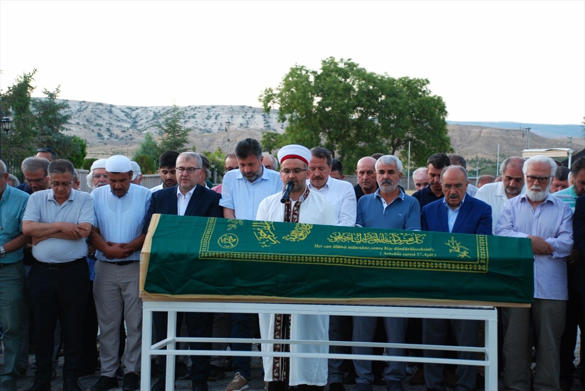 İstanbul'da tedavi gördüğü hastanede 79 yaşında hayatını kaybeden yazar ve akademisyen Prof. Dr....