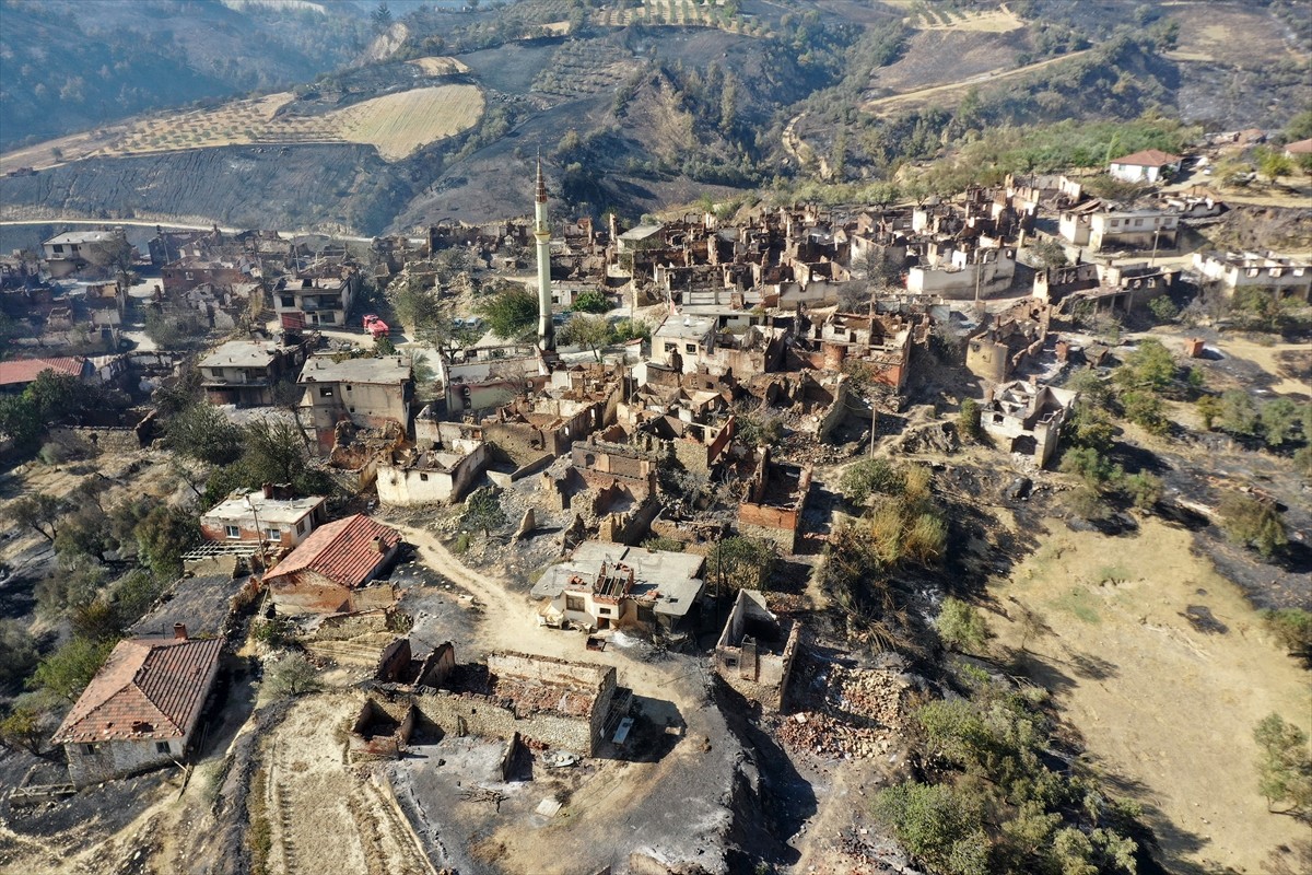 İzmir, Aydın, Manisa ve Uşak'ta ekiplerin aralıksız mücadele ettiği orman yangınları sonrası yeşil...