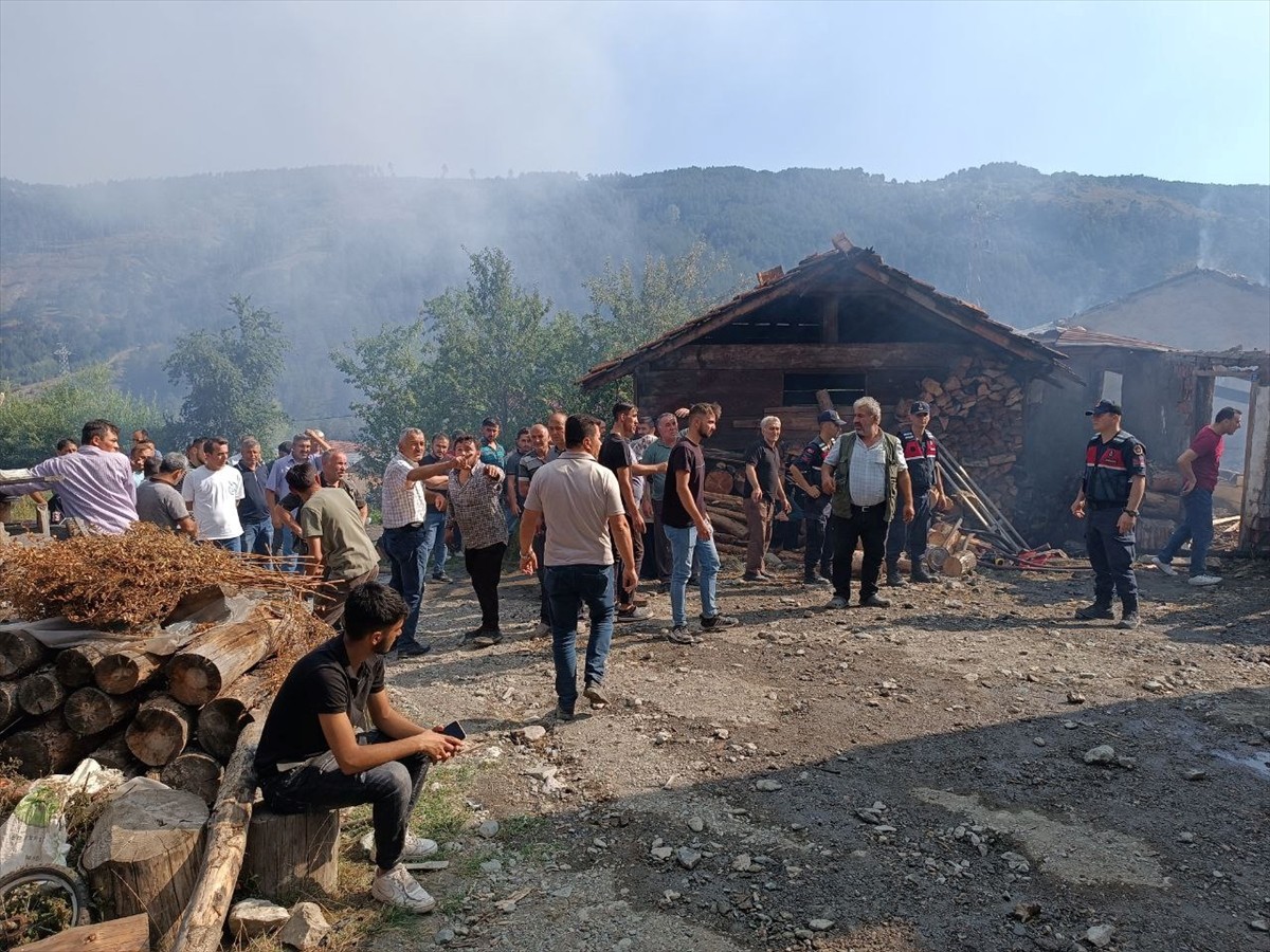 Kastamonu'nun Tosya ilçesinde, 3 evin kullanılamaz hale geldiği yangında evde olduğu düşünülen...