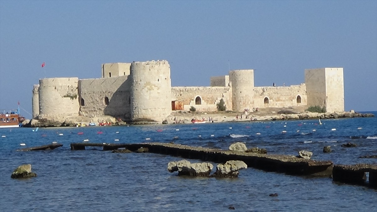 Mersin'in UNESCO Dünya Mirası Geçici Listesi'nde yer alan turizm merkezi Kızkalesi'ni tercih eden...