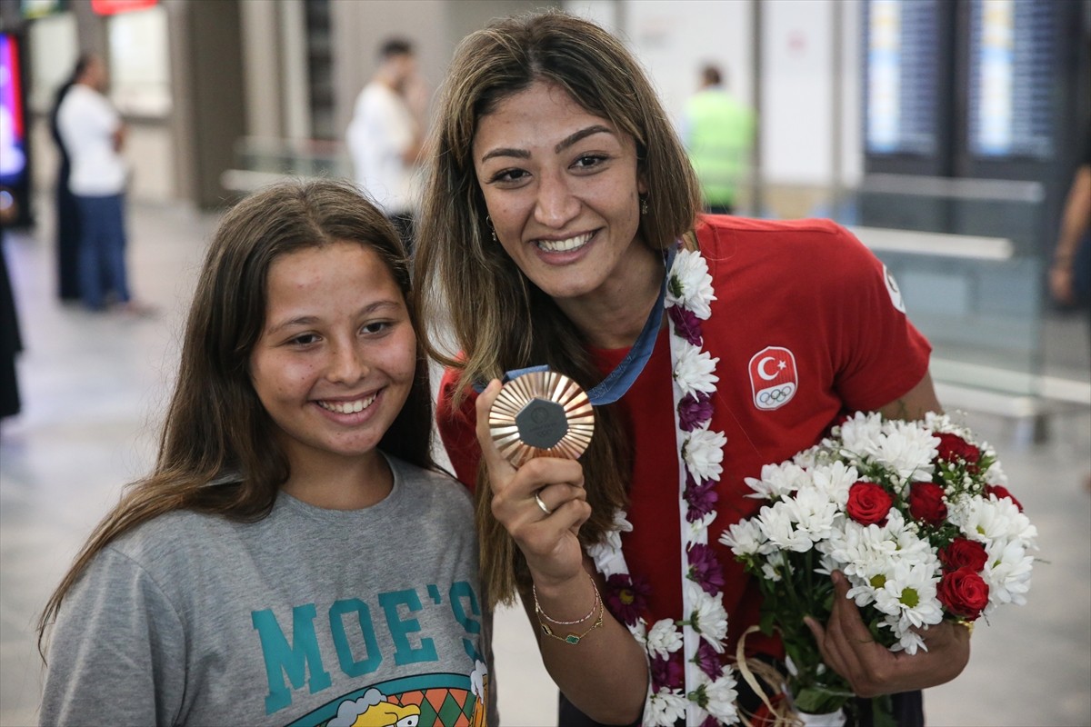 Paris 2024 Olimpiyat Oyunları'nda tekvandoda kadınlar +67 kiloda bronz madalya kazanan milli...