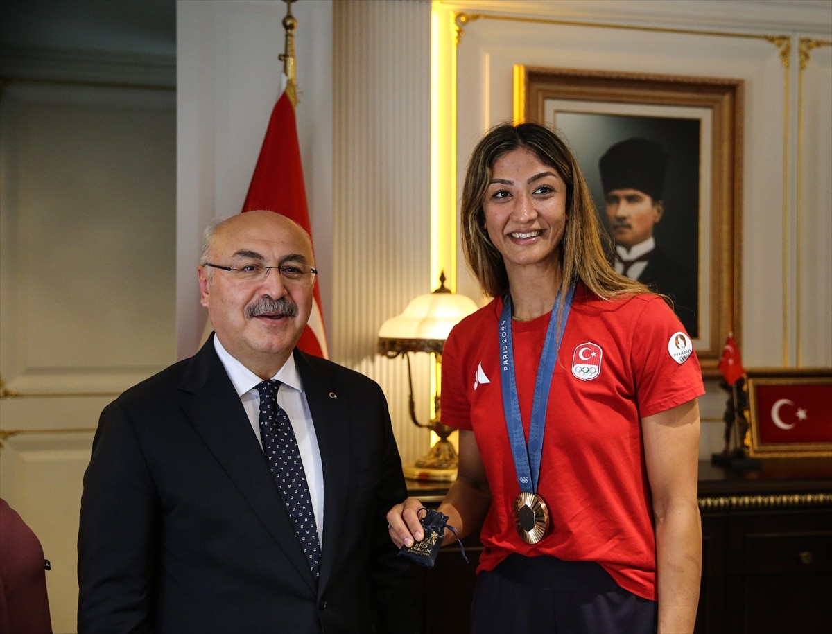 Paris 2024 Olimpiyat Oyunları'nda tekvandoda kadınlar +67 kiloda bronz madalya kazanan milli...