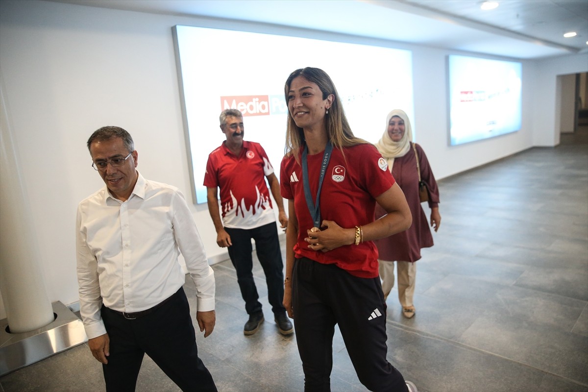 Paris 2024 Olimpiyat Oyunları'nda tekvandoda kadınlar +67 kiloda bronz madalya kazanan milli...