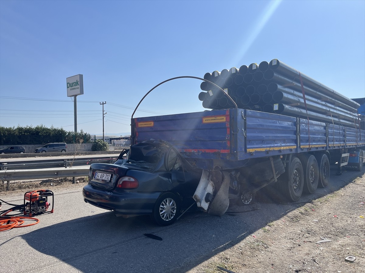 Sakarya'da park halindeki tıra arkadan çarpan otomobilin sürücüsü hayatını kaybetti. Olay yerine...