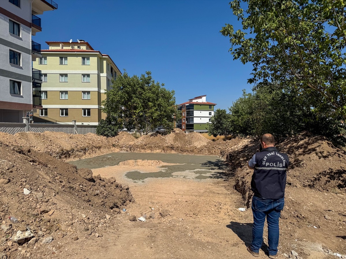 Uşak'ta beton pompasının elektrik tellerine temas etmesi sonucu akıma kapılan işçi hastanede...