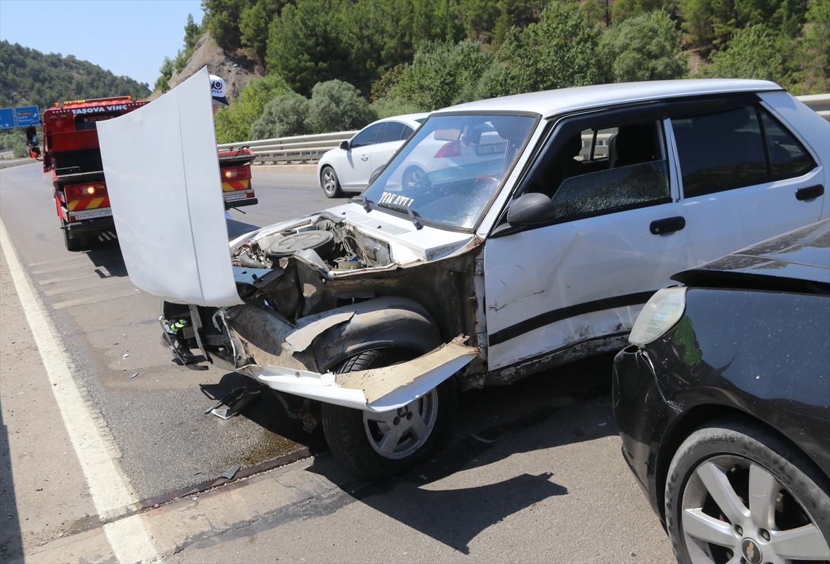 Amasya'nın Taşova ilçesinde iki otomobilin çarpışması sonucu yaralanan 3 kişi hastaneye...