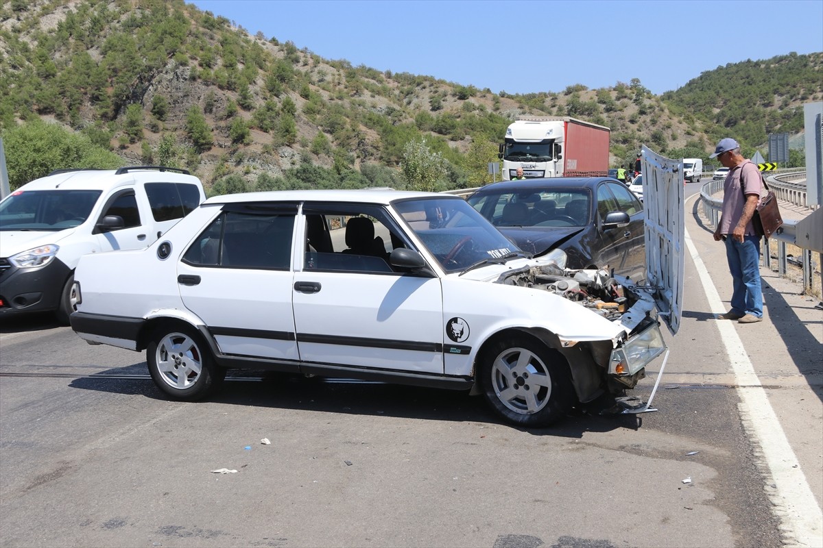 Amasya'nın Taşova ilçesinde iki otomobilin çarpışması sonucu yaralanan 3 kişi hastaneye...