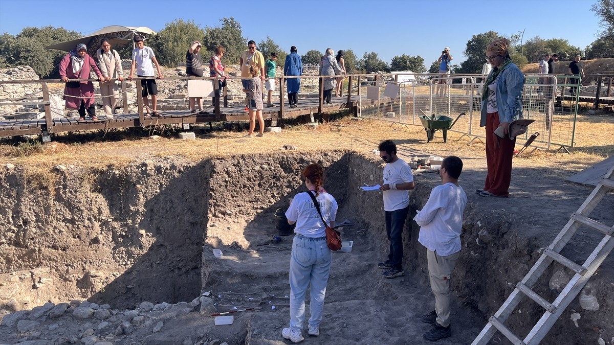 Çanakkale merkeze bağlı Tevfikiye köyü sınırları içindeki 5 bin 500 yıllık geçmişe sahip Troya...