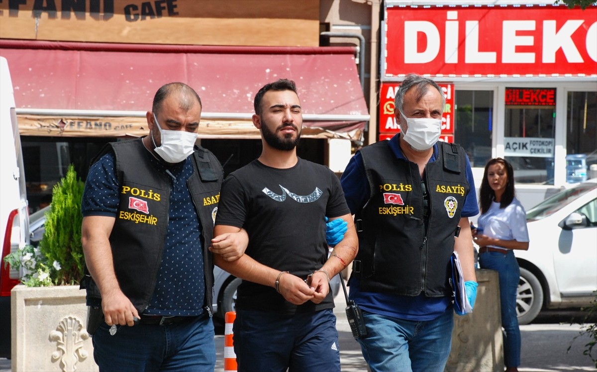 Eskişehir'de inşaatta görevli bekçiyi silahla yaralamasının ardından olay yerine intikal eden...