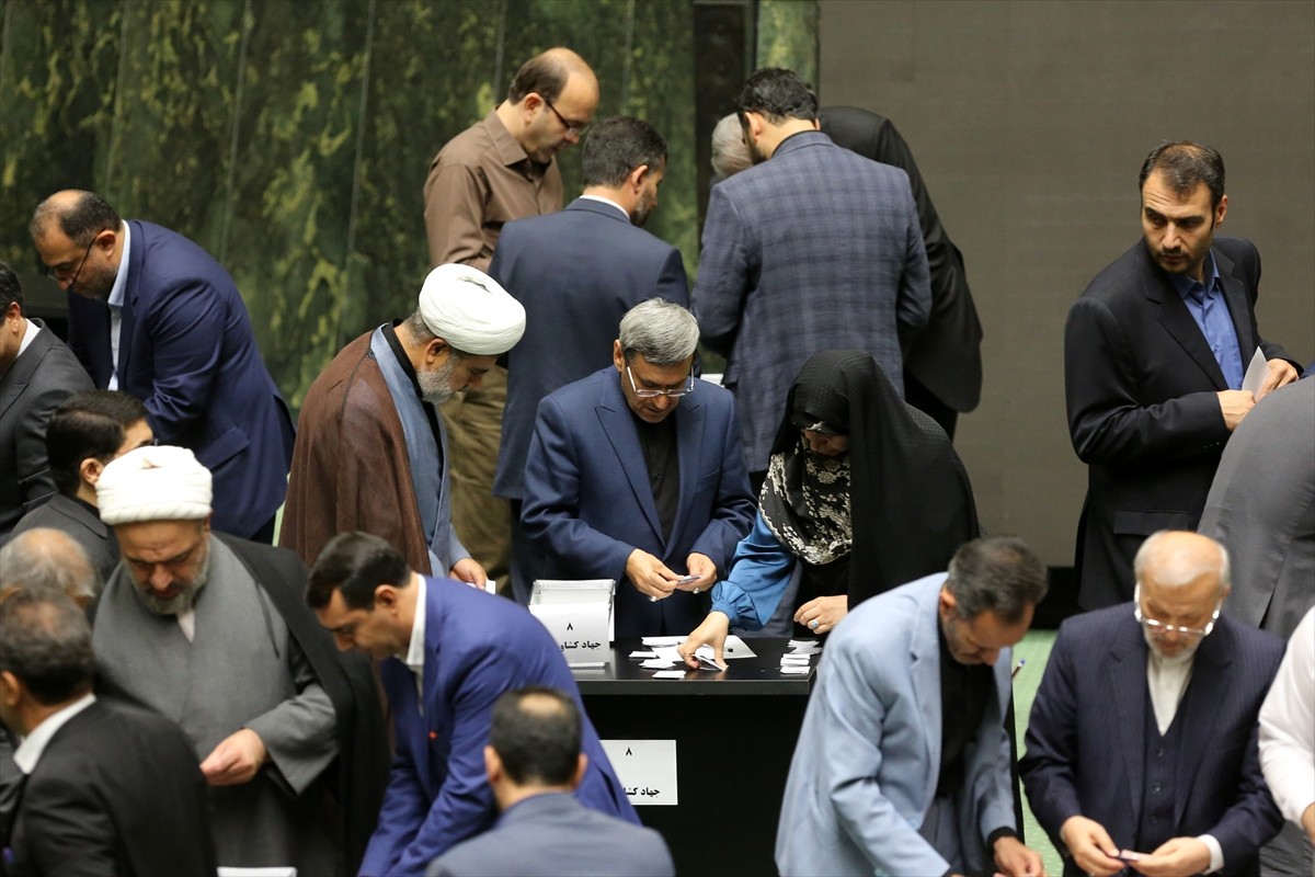 İran Meclisi, Cumhurbaşkanı Mesud Pezeşkiyan'ın önerdiği yeni kabineye eksiksiz güvenoyu verdi....