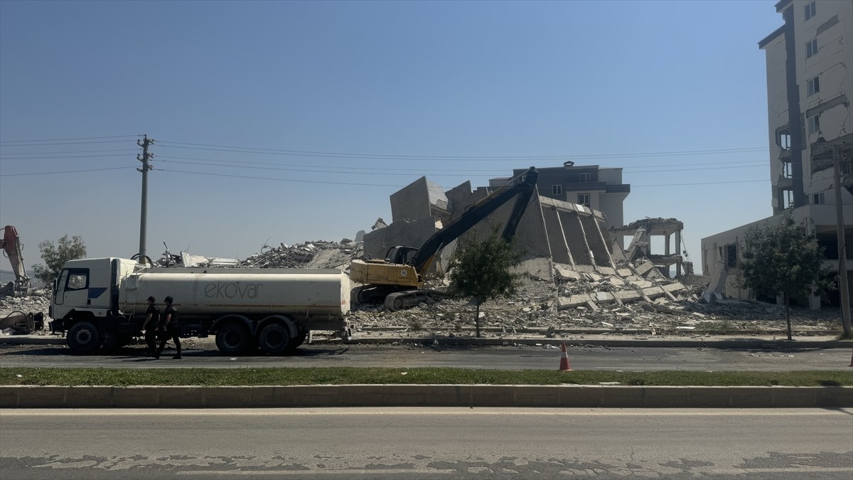 Kahramanmaraş'ın merkez Dulkadiroğlu ilçesinde, yıkım sırasında çöken binanın enkazı altında kalan...