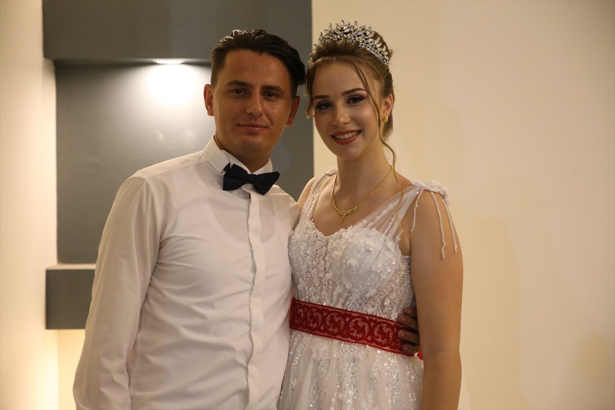 Kahramanmaraşlı Emirhan Saygılı, Antalya'da garsonluk yaparken tanıştığı Rus Arina Salamakhina ile...