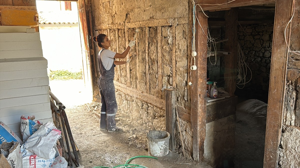 Karabük'ün Safranbolu ilçesinde yaşayan Ceylan Çalıkbaşı, 2 yıldır ilçedeki tarihi konakların...