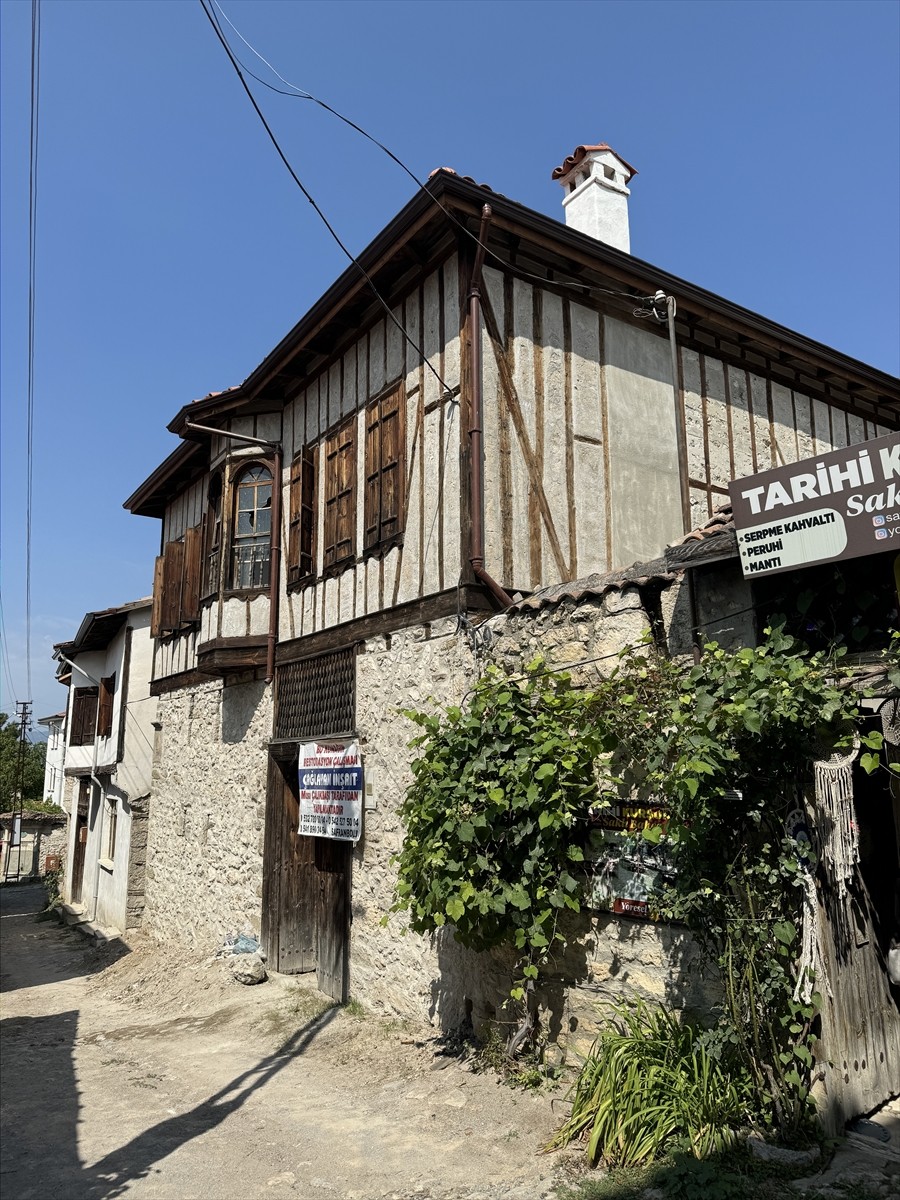 Karabük'ün Safranbolu ilçesinde yaşayan Ceylan Çalıkbaşı, 2 yıldır ilçedeki tarihi konakların...