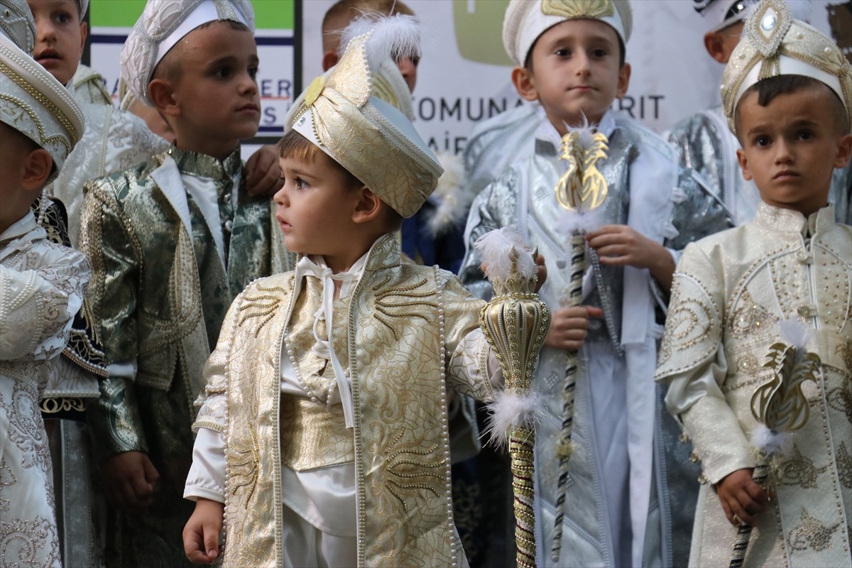 Kuzey Makedonya'nın başkenti Üsküp'te yetim ve ihtiyaç sahibi çocuklar için toplu sünnet şöleni...