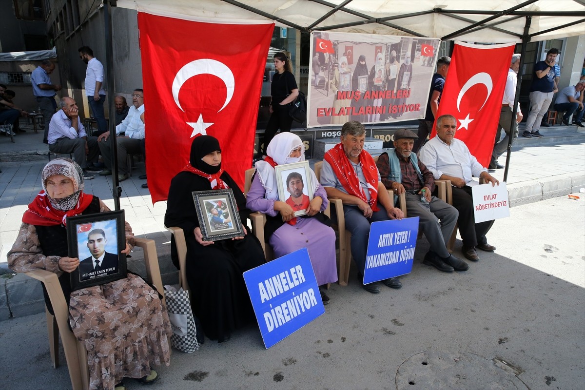 Muş'ta çocuklarının terör örgütü PKK tarafından dağa götürülmesinden DEM Parti'yi sorumlu tutan...