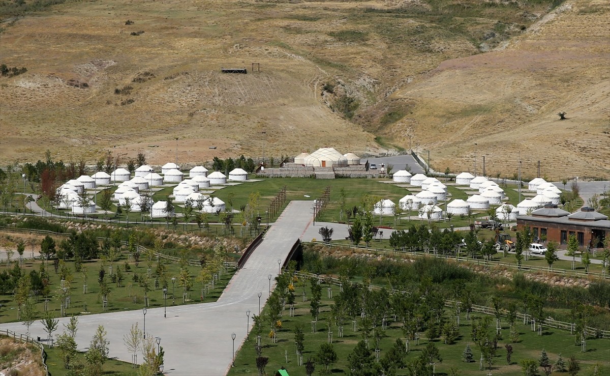 Muş'un Malazgirt ve Bitlis'in Ahlat ilçelerinde, Türklere Anadolu'nun kapısını açan Malazgirt...