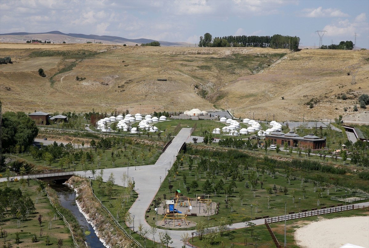 Muş'un Malazgirt ve Bitlis'in Ahlat ilçelerinde, Türklere Anadolu'nun kapısını açan Malazgirt...