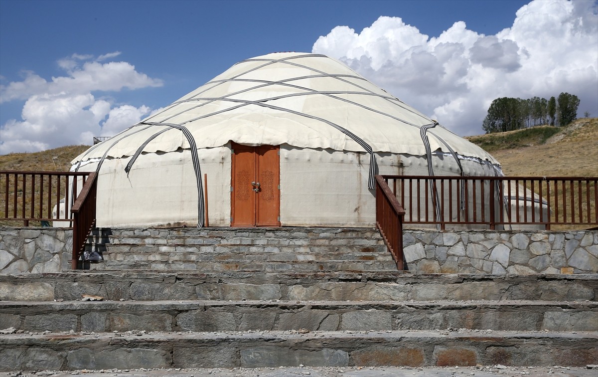 Muş'un Malazgirt ve Bitlis'in Ahlat ilçelerinde, Türklere Anadolu'nun kapısını açan Malazgirt...