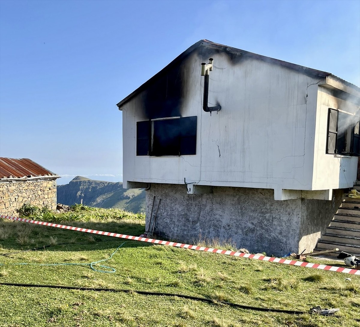 Trabzon'un Araklı ilçesinde yayladaki evde çıkan yangında 3 kişi hayatını kaybetti.