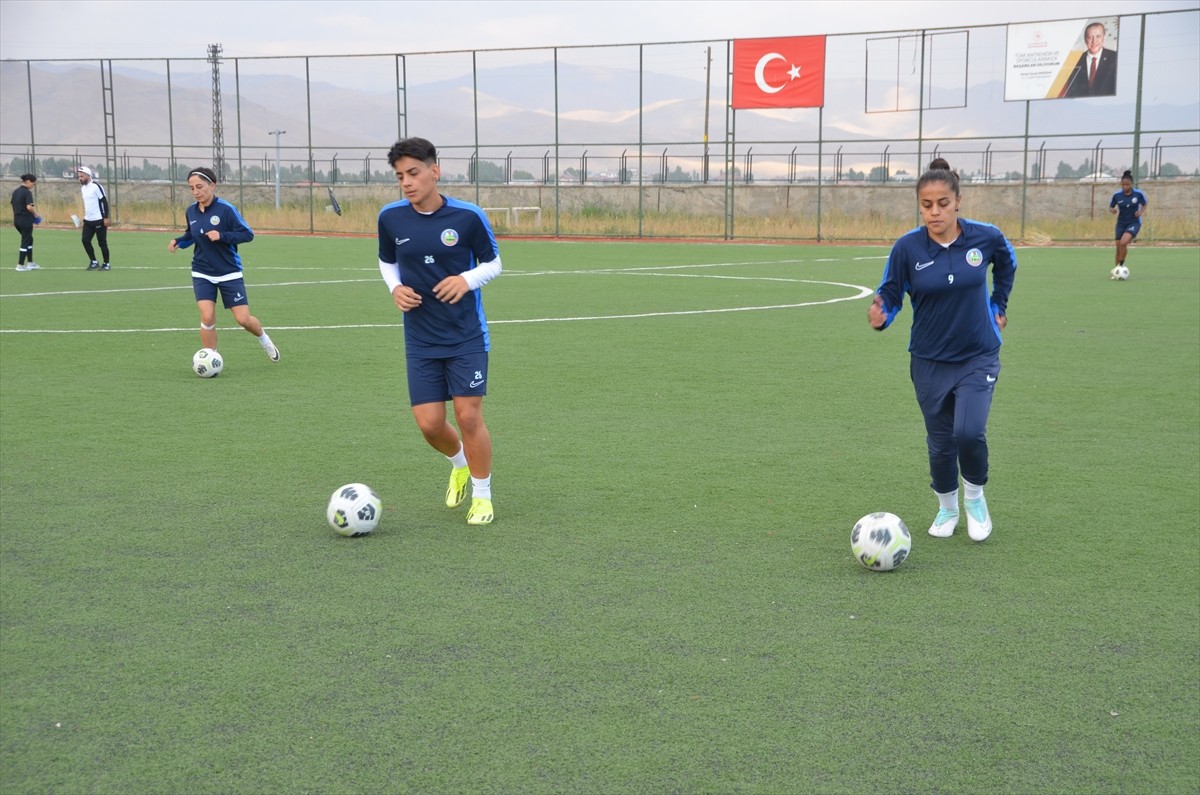 Türkiye Futbol Federasyonu (TFF) Kadınlar 1. Ligi'nin yeni ekibi Yüksekova Spor Kulübü, 3'ü...