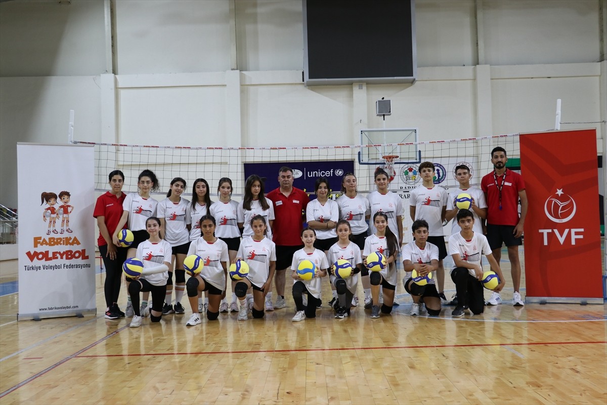 Türkiye Voleybol Federasyonu (TVF) tarafından çocukların voleybol ile tanıştırılması ve lisanslı...