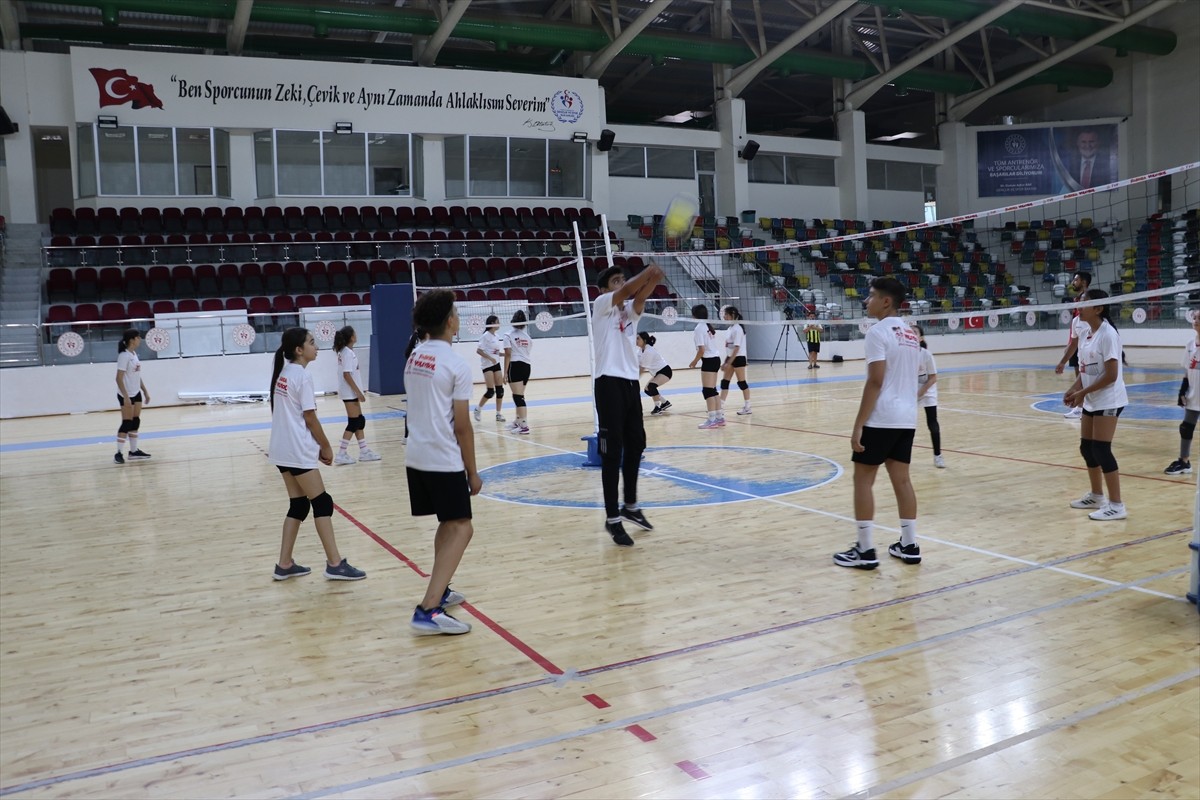 Türkiye Voleybol Federasyonu (TVF) tarafından çocukların voleybol ile tanıştırılması ve lisanslı...