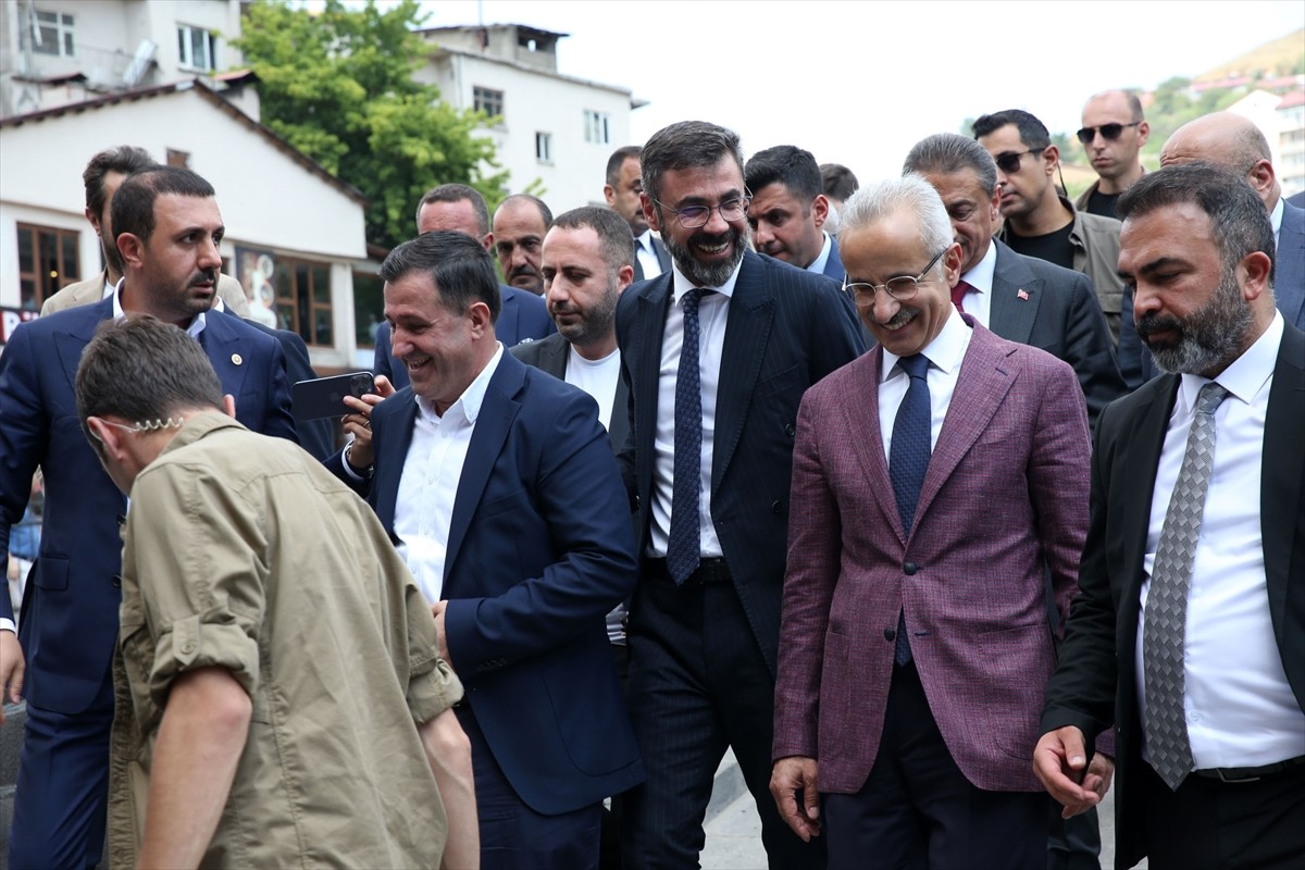 Ulaştırma ve Altyapı Bakanı Abdulkadir Uraloğlu (solda), Bitlis'in Tatvan ilçesinde çevre yolu...